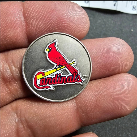 Small St Louis Cardinals Silver Tone Enameled Coin Token Wincraft Inc. - Picture 1 of 3